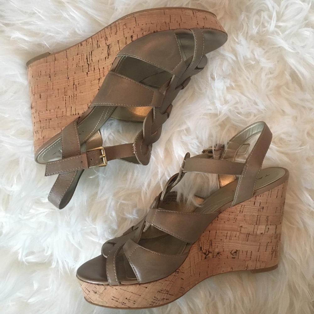 LIKE NEW Tahari Stasha Natural Wedge Sandals Sz 9